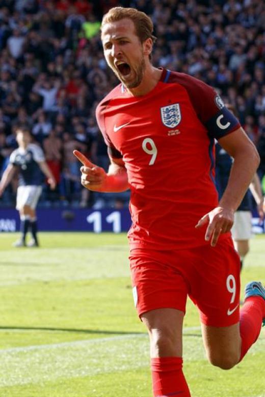 Harry Kane (R) of England celebrates with his teammate Chris Smalling (L) after scoring the 2-2 equalizer 