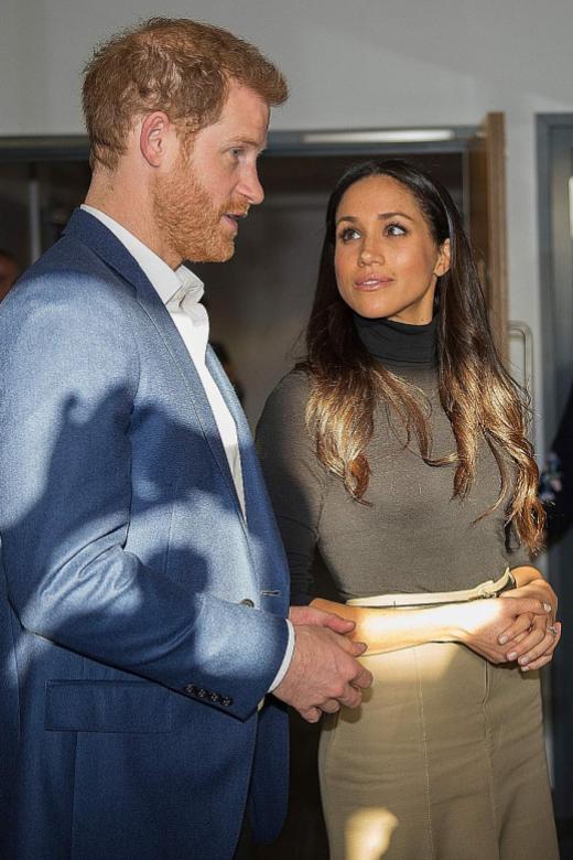 Prince Harry, fiancee Markle delight crowd on first official walkabout
