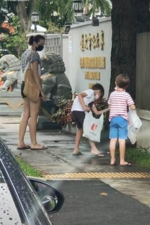 'Amazing family': Mum praised for picking up litter with her 2 kids in Geylang
