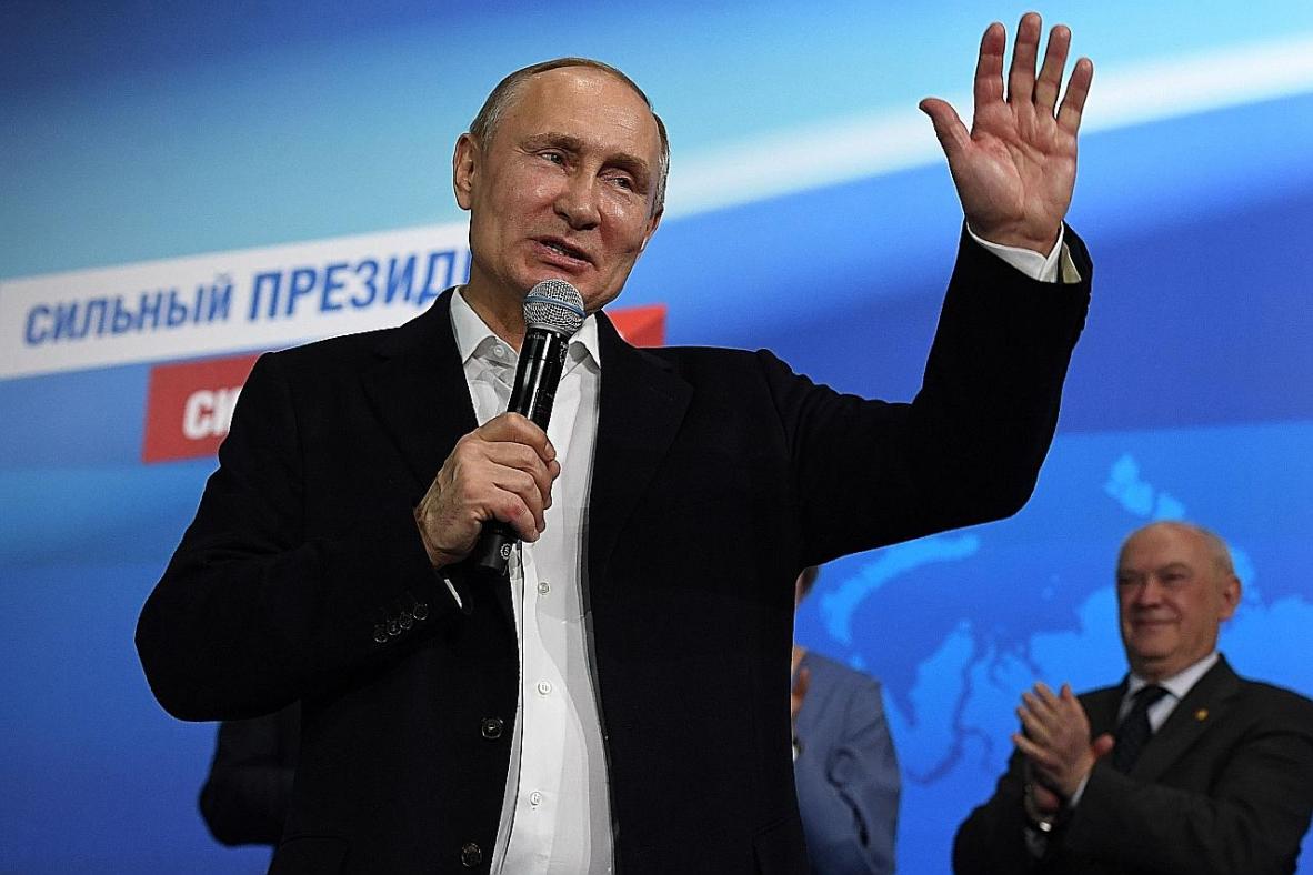 Путин с микрофоном в руке