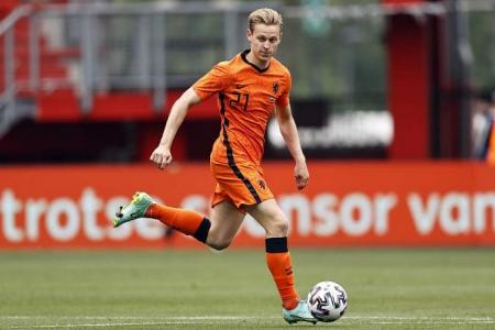 De Jong and Depay’s lack of playing time a concern ahead of World Cup, says Kluivert