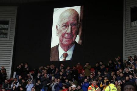 Geoff Hurst, David Beckham lead wave of tributes to Manchester United legend Bobby Charlton