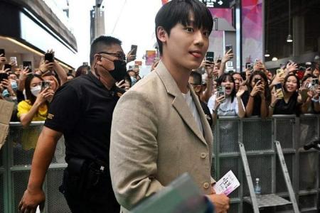 K-drama The Glory star Lee Do-hyun draws over 1,000 fans on first visit to Singapore
