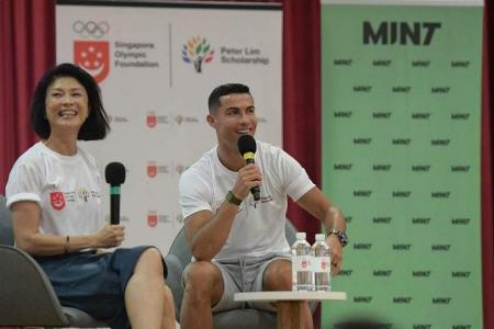 Cristiano Ronaldo lets his hands do the talking in game of padel at VJC