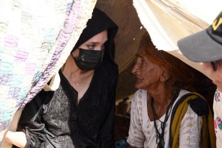 Angelina Jolie visits Pakistan flood victims, calls for aid