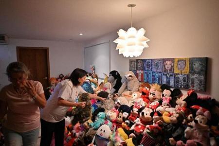 Venezuela's stuffed toy 'hospital' brings joy to children