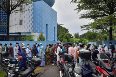 Muslims gather in large groups for Hari Raya prayers, home visits for the first time in 3 years