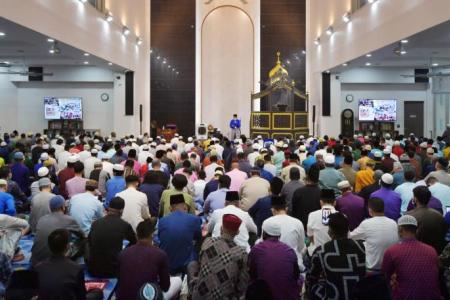 Muslims gather in large groups for Hari Raya prayers, home visits for the first time in 3 years