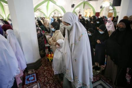 Muslims gather in large groups for Hari Raya prayers, home visits for the first time in 3 years