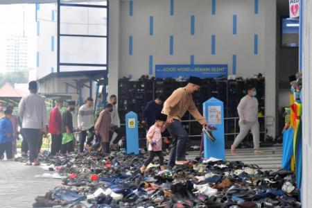 Muslims gather in large groups for Hari Raya prayers, home visits for the first time in 3 years