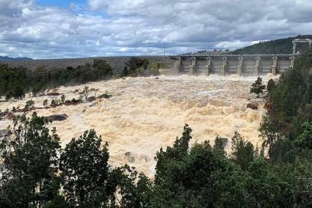 Flash floods sweep away houses, cars in Australian town