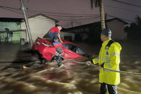 Hundreds of families displaced in Johor due to floods after heavy rain