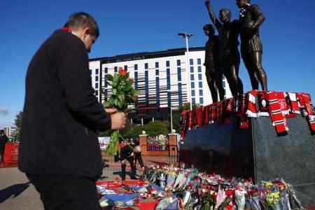 Fans pay tribute to Bobby Charlton at Old Trafford