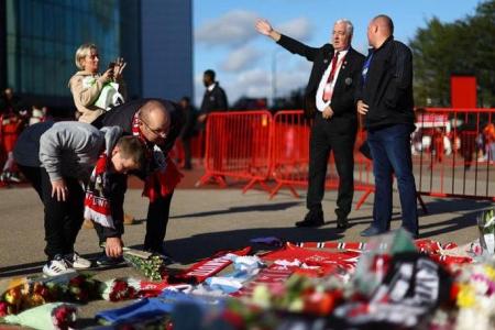 Fans pay tribute to Bobby Charlton at Old Trafford