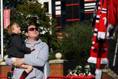 Fans pay tribute to Bobby Charlton at Old Trafford