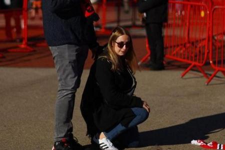 Fans pay tribute to Bobby Charlton at Old Trafford