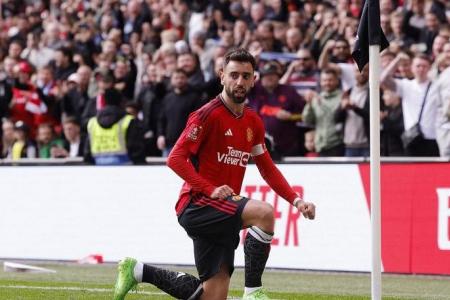 Ten Hag expects Fernandes to stay at Man Utd next season