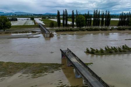 Cyclone in New Zealand leaves 7 dead, trail of chaos