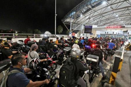 Thousands cross S'pore-Malaysia land borders after reopening