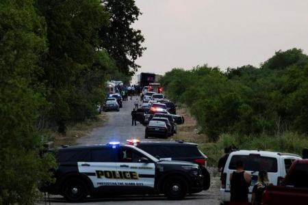 More than 40 migrants die in trailer truck in Texas