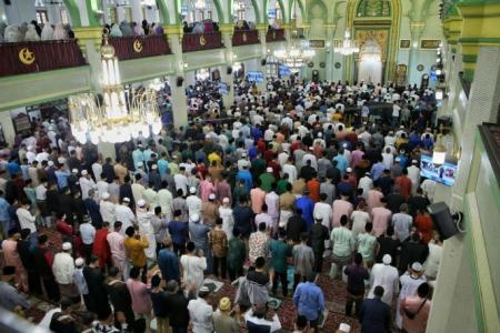 Muslims gather in large groups for Hari Raya prayers, home visits for the first time in 3 years