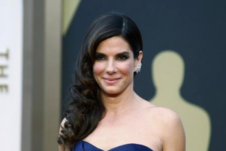 Sandra Bullock tells students to stop worrying and to not pick nose