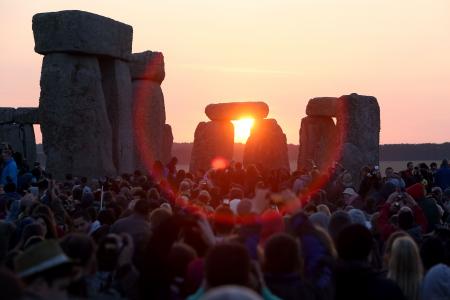Tens of thousands gather at Britain’s Stonehenge for solstice
