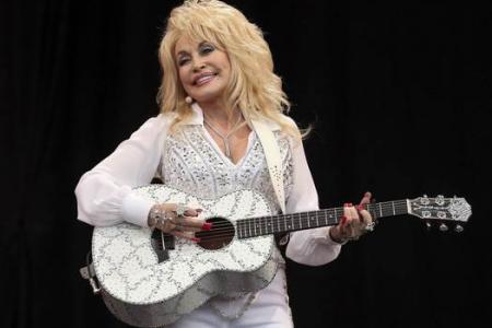 Dolly Parton draws biggest crowd at Glastonbury festival