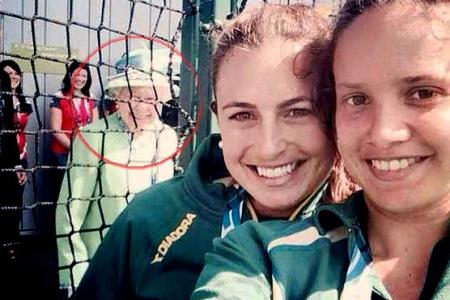 CGames: Queen photobombs Aussie athletes' selfie