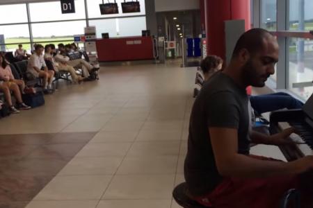 Man stuns crowd at airport as he waits for his flight