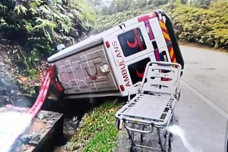 Ambulance taking pregnant teen to M'sian hospital crashes