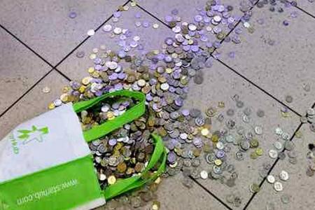Sim Lim shop owner can't explain why he paid customer's $1,010 refund in coins