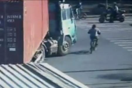 Cyclist survives harrowing crash with 14-wheel trailer in China