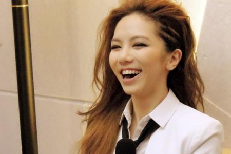 G.E.M. gets Singapore fans moving