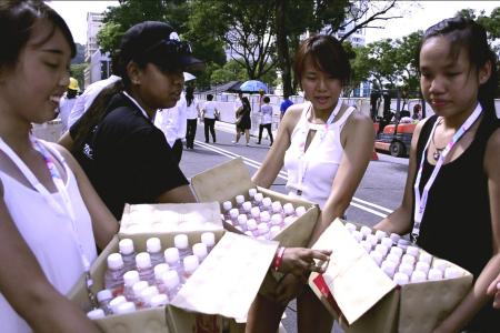 Young people play their part in helping people in queues