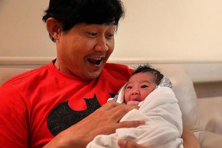 Chen Tianwen plays hit song Unbelievable during wife's labour 