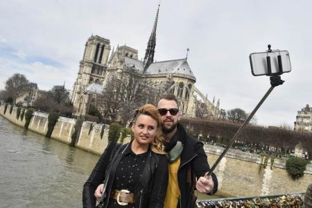 Disney bans selfie sticks at theme parks worldwide