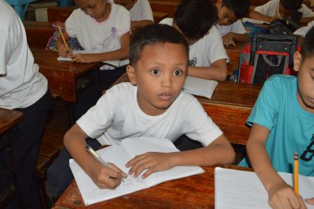 Help pours in after photo of Filipino boy studying on street goes viral