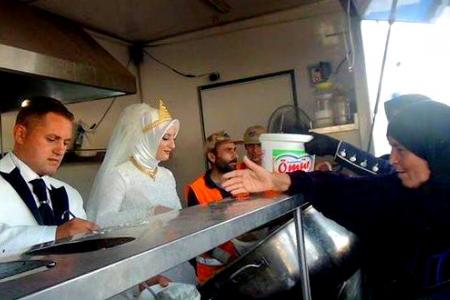Bride and groom feed 4,000 refugees on wedding day