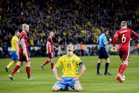 Ibrahimovic toils alone in Sweden's 2-1 win