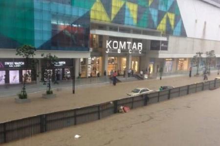 Flash floods in JB: Vehicles submerged, traffic at a standstill