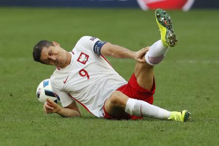 Poland win, but Lewandowski's slump continues