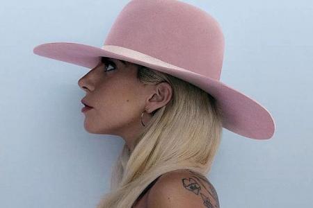 Gaga to debut songs at dive bars