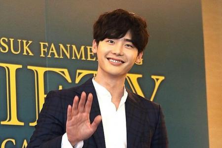 Twins spend over $2,000 just to meet with Korean idol Lee Jong Suk