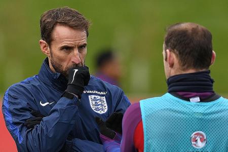 Southgate sticks with Rooney as captain
