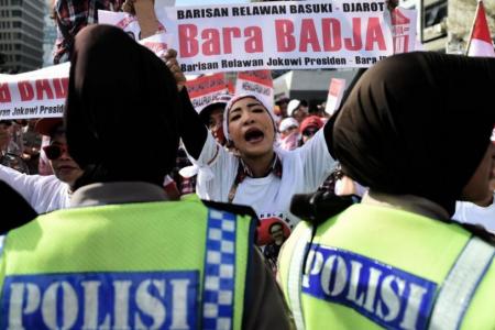 Ahok&#039;s supporters and rivals rally near court