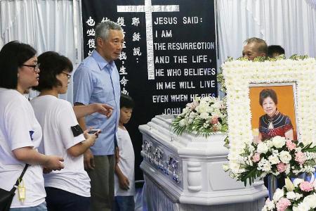 PM Lee pays respects at woman&#039;s wake