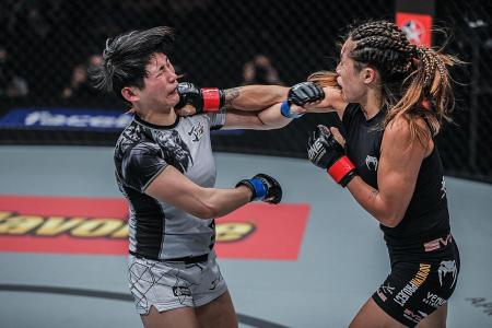 Lee defends atomweight world title