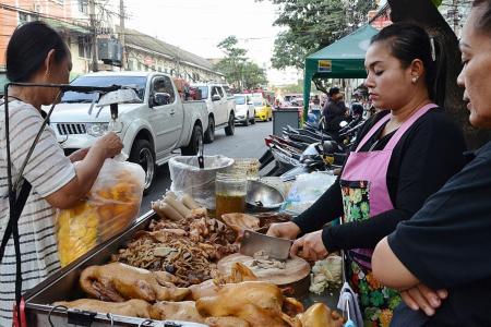 Bangkok street vendors off the roads to improve cleanliness