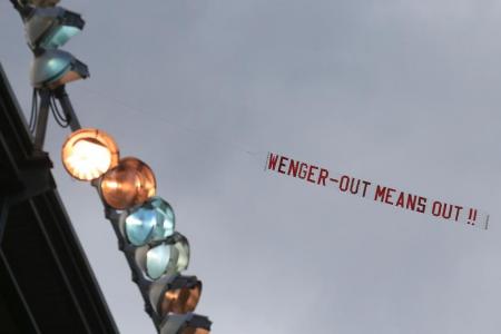 Wenger shoots down plane protest
